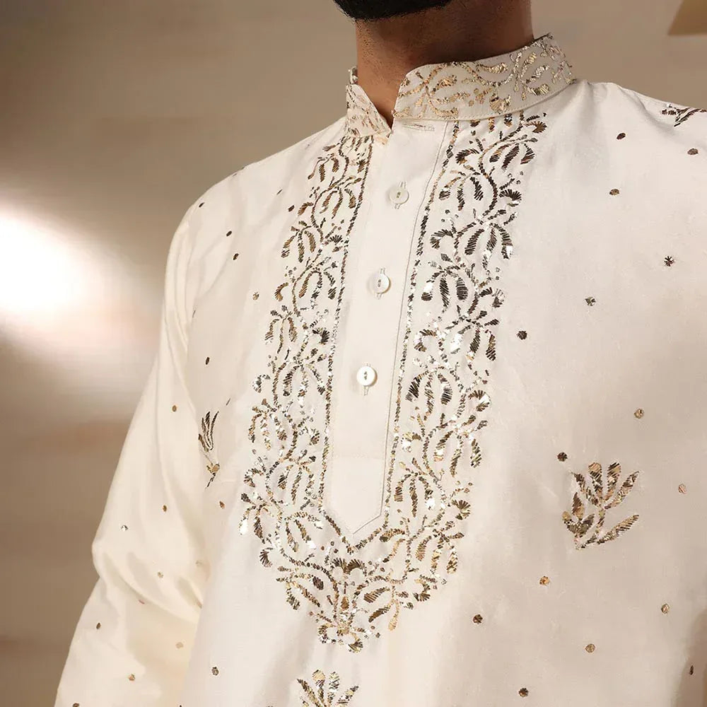 Traditional Ivory Men's Kurta Set Featuring Intricate Mukesh Embroidery