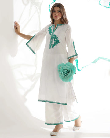 Embroidered dupatta kurta set
