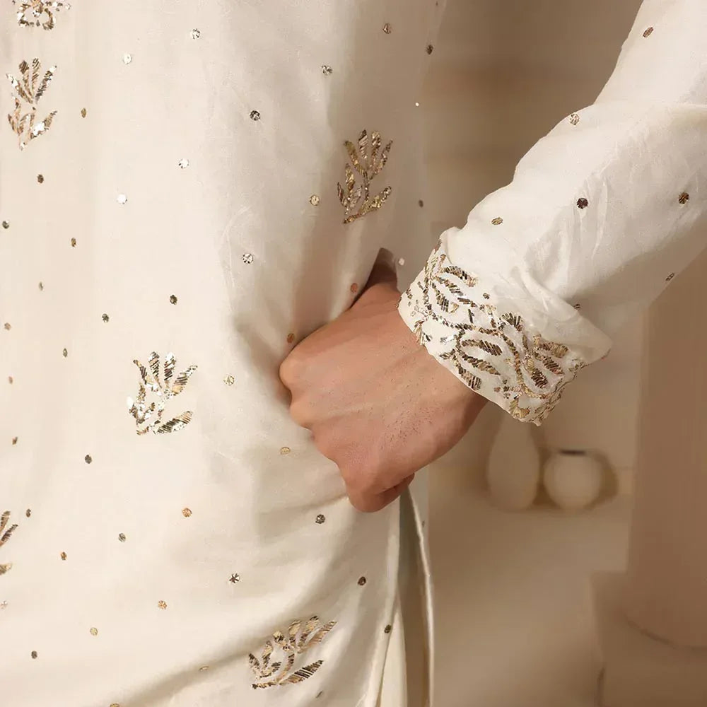 Traditional Ivory Men's Kurta Set Featuring Intricate Mukesh Embroidery